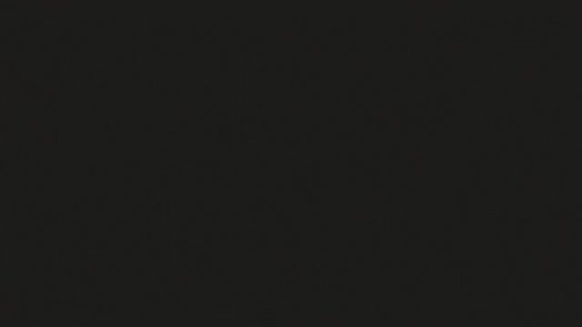 舞台灯光在蓝色演播室闪烁。大聚光灯从空中照亮了这景色。舞台上闪烁着光芒的灯光。所有的灯光都聚集在一个点上。表演艺术，派对，灯光，事件，庆典，UFO，瞬间移动的概念