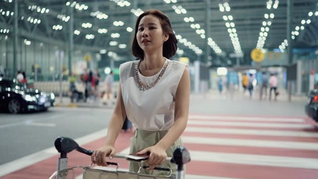 詳情圖-時(shí)尚的女人在等手機(jī)應(yīng)用打來(lái)的車