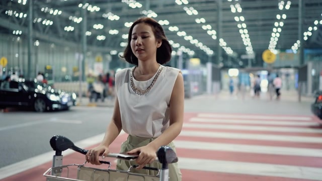 詳情圖-時(shí)尚的女人在等手機(jī)應(yīng)用打來(lái)的車