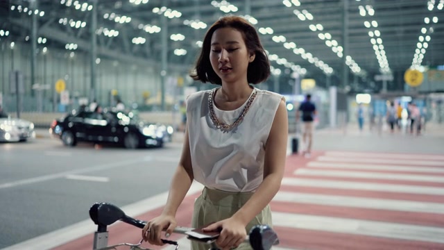 詳情圖-時(shí)尚的女人在等手機(jī)應(yīng)用打來(lái)的車