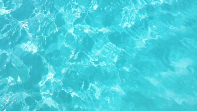 详情图-在阳光明媚的日子里，游泳池里亮晶晶的水