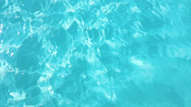详情图-在阳光明媚的日子里，游泳池里亮晶晶的水