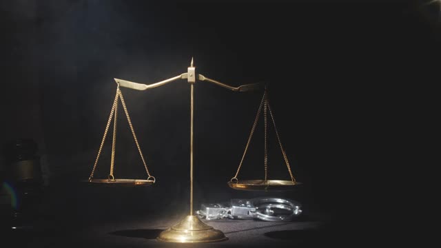 天平是正义的天平，法官用手铐，法律书和锤子