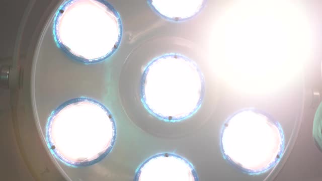 医护人员在手术室给病人戴上氧气面罩