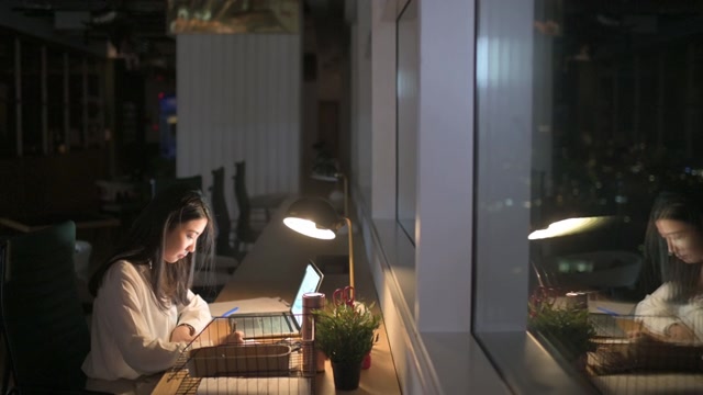 詳情圖-亞洲華裔女白領(lǐng)在辦公室工作到深夜獨(dú)自趕財(cái)務(wù)報(bào)告
