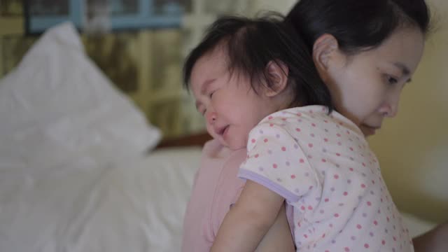 亚洲女婴在家哭泣