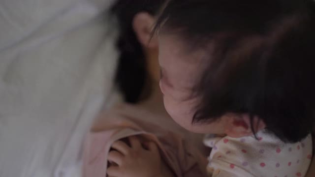 亚洲女婴在家哭泣
