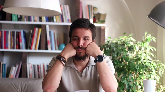 无聊懒惰的工人厌倦了电脑枯燥乏味的工作
