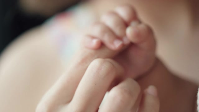 详情图-母亲手牵着新生婴儿的手