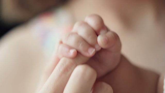 详情图-母亲手牵着新生婴儿的手