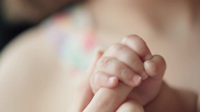 详情图-母亲手牵着新生婴儿的手