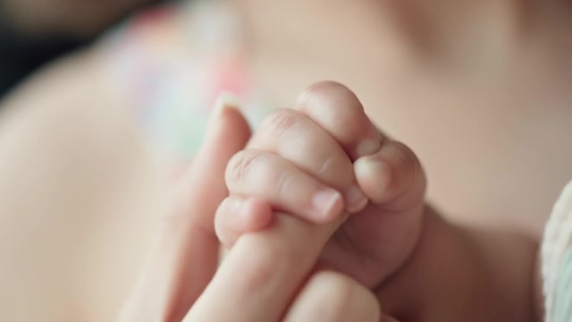 详情图-母亲手牵着新生婴儿的手