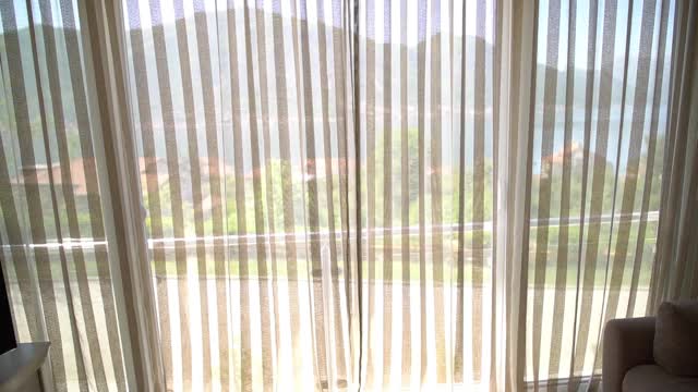 旅馆房间里的新娘走到窗前，拉开窗帘