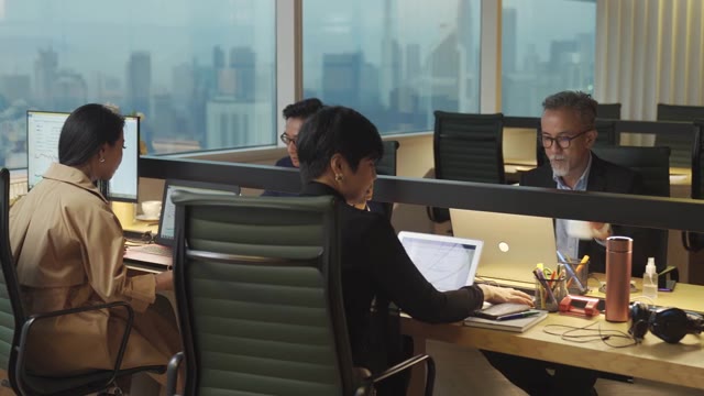 詳情圖-4名成熟的亞洲華人白領(lǐng)在他們的辦公室工作和交流