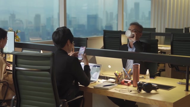 詳情圖-4名成熟的亞洲華人白領(lǐng)在他們的辦公室工作和交流