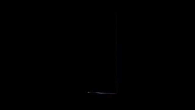 一个男人的剪影站在门口-打开了门