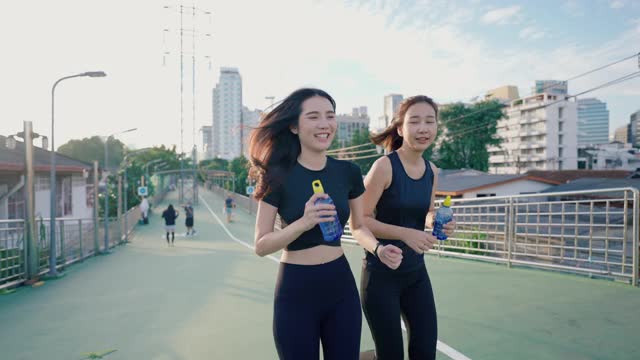 早上在公寓附近的公共场所进行户外锻炼