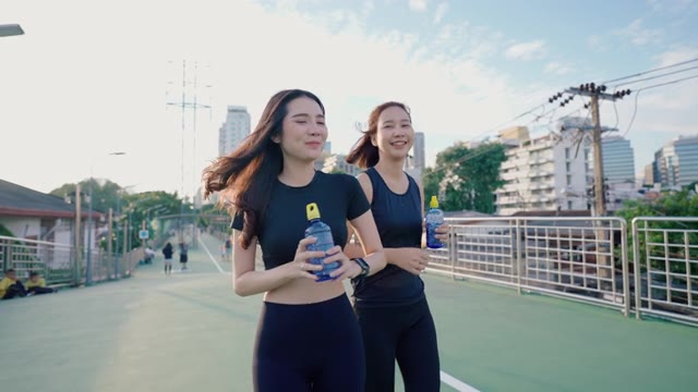 详情图-早上在公寓附近的公共场所进行户外锻炼