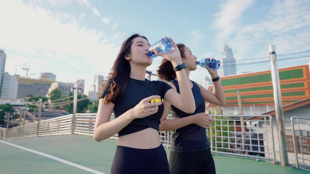 详情图-早上在公寓附近的公共场所进行户外锻炼