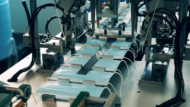 详情图-压着输送带和医用口罩沿着它移动