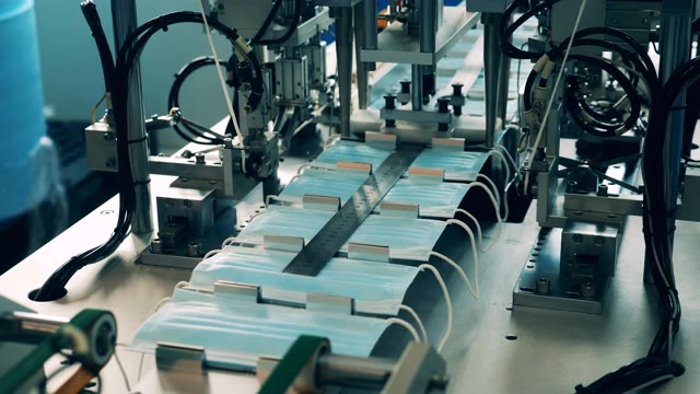 详情图-压着输送带和医用口罩沿着它移动