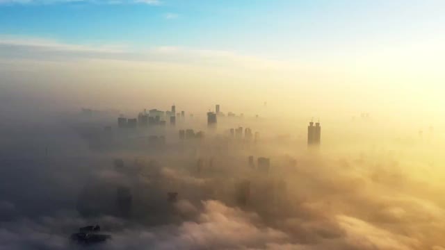 云中的现代摩天大楼