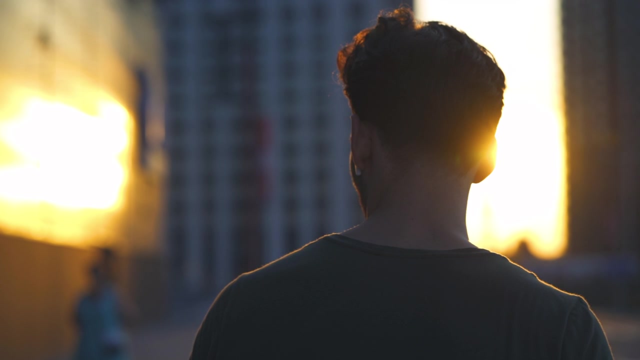 详情图-那个年轻人走在夕阳下。慢动作