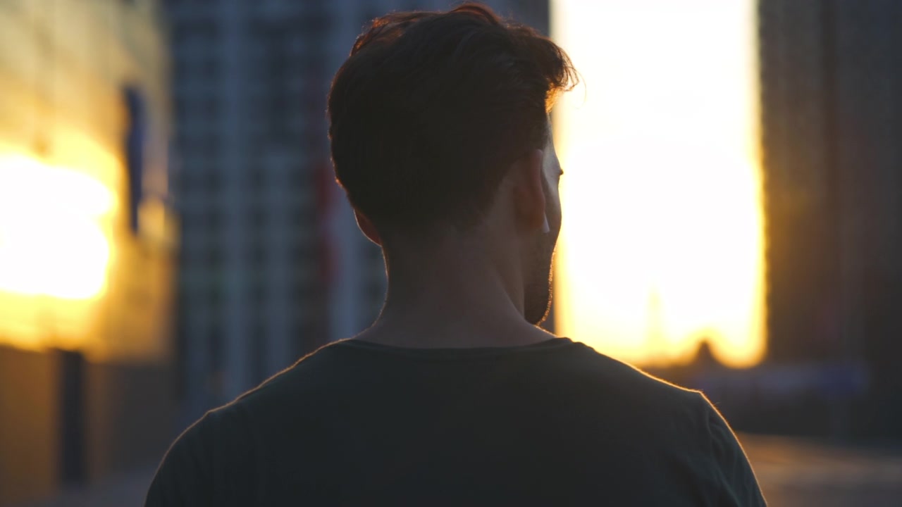 详情图-那个年轻人走在夕阳下。慢动作
