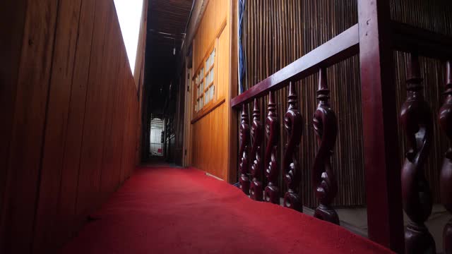 电影拍摄的一对背包客在亚洲离开一个本地寄宿早晨
