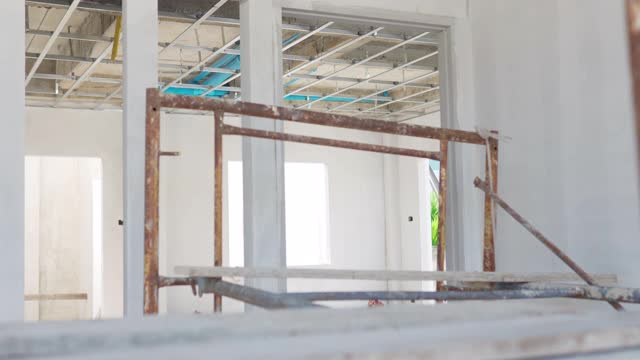 工头工程师在未完工的建筑中工作