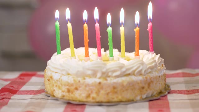 詳情圖-生日蛋糕和燃燒的蠟燭
