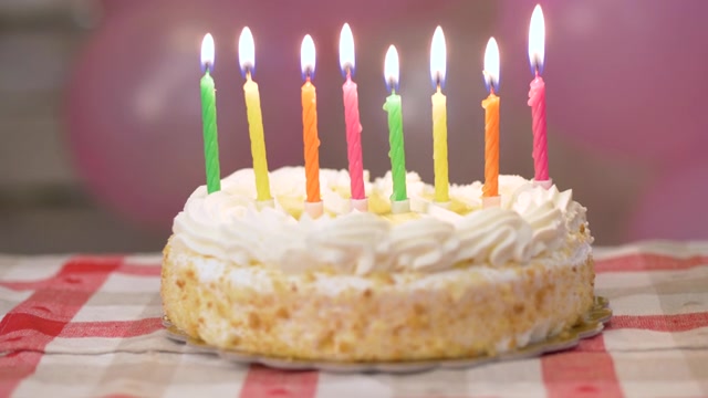 詳情圖-生日蛋糕和燃燒的蠟燭