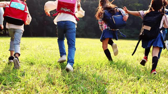 详情图-一群小学生在草地上跑步