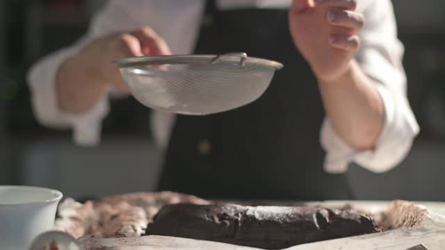 亚洲中式甜点厨师在厨房里撒巧克力甜酥饼