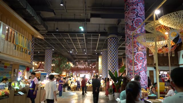 详情图-许多人在购物中心散步和购物