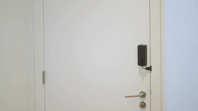戴头盔的亚洲华人送货员按门铃送食品杂货