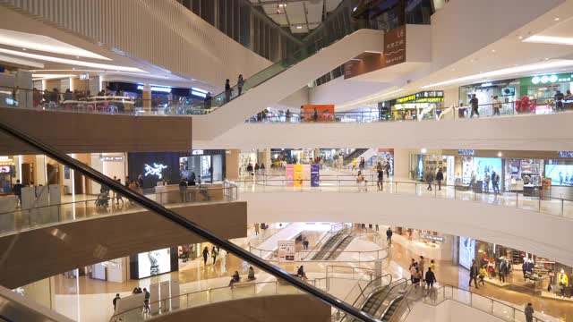 青岛市著名的市中心购物中心主中庭拥挤的大厅慢镜头全景4k中国