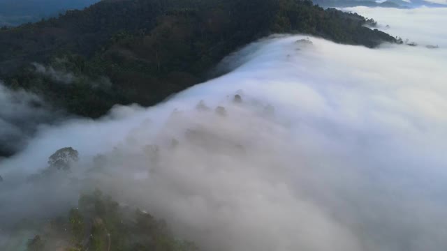 自然视频鸟瞰无人机。令人惊叹的景象雾海。最美丽的。泰国南部的雾海观察点。安达曼海雾视点。在泰国攀牙的考开奈。