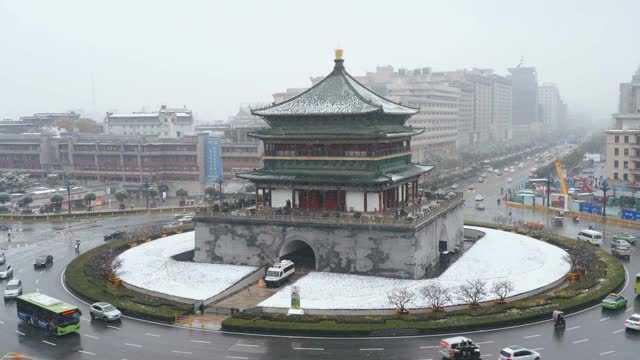 雪中的古老钟楼，中国西安。