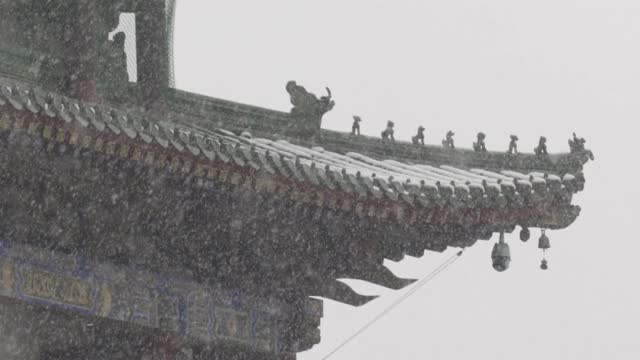 雪中的古老钟楼，中国西安。