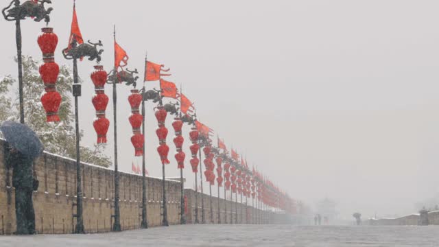 西安古城墙在雪中，中国。