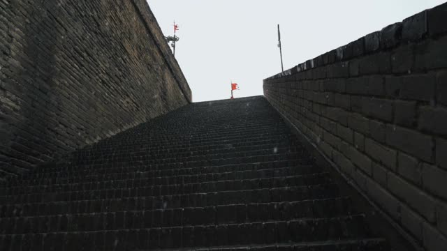 西安古城墙在雪中，中国。
