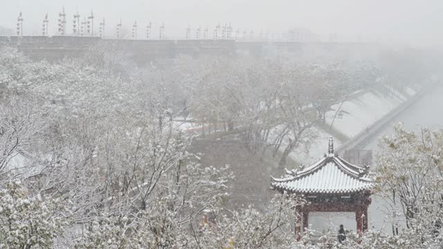 西安古城墙在雪中，中国。