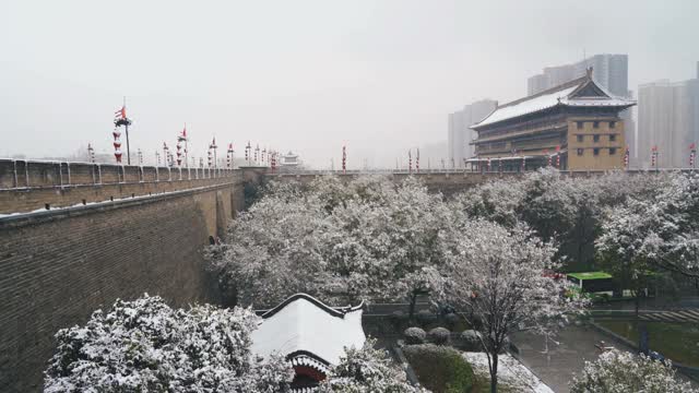 西安古城墙在雪中，中国。