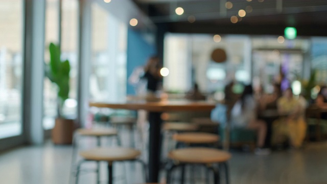 模糊的人在餐厅模糊背景的运动