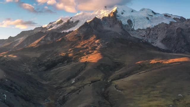 夕阳的余晖把雪山前的草原染成了金色