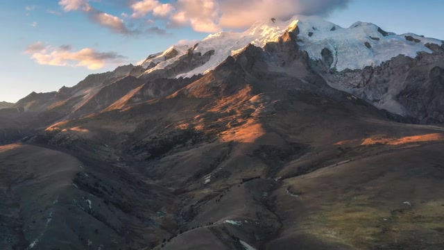 详情图-夕阳的余晖把雪山前的草原染成了金色