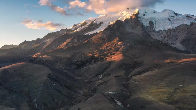详情图-夕阳的余晖把雪山前的草原染成了金色