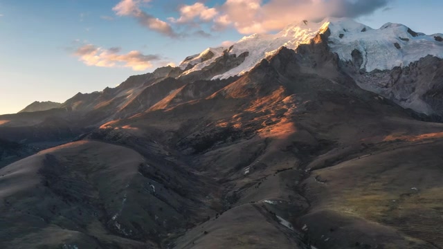 详情图-夕阳的余晖把雪山前的草原染成了金色