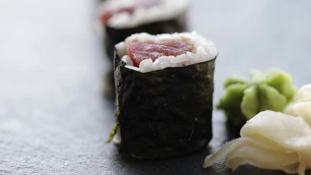 用筷子吃寿司